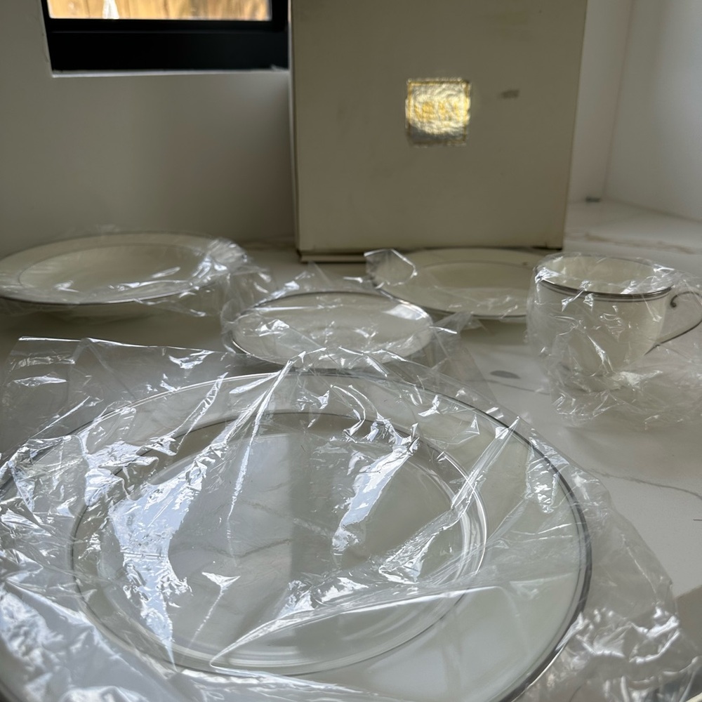 Mikasa place setting-8 sets NIB